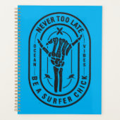 Nooit te laat Skeleton Surfer Chick Ocean Vibes Planner (Voorkant)
