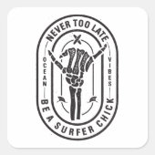 Nooit te laat Skeleton Surfer Chick Ocean Vibes Vierkante Sticker (Voorkant)