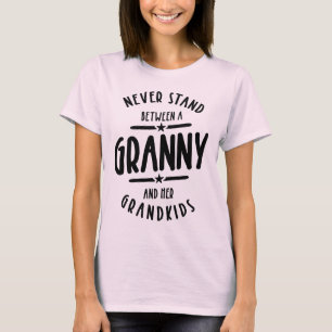Nooit tussen een oma en haar kleinkinderen staan t-shirt