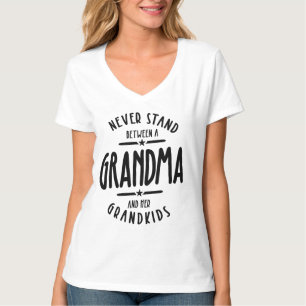 Nooit tussen een oma en haar kleinkinderen staan t-shirt