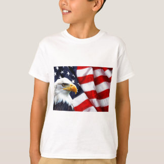 Noord-Amerikaanse Bald Eagle onder Amerikaanse vla T-shirt