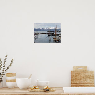 Noord-IJslandse haven hoge scheepsreflecties Poster