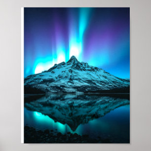 Noorderlicht boven besneeuwde bergen poster