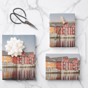 Noorse geverfde huizen inpakpapier vel