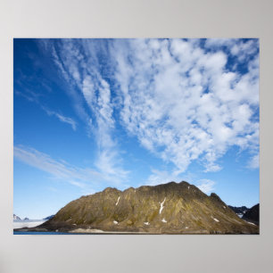 Noorwegen, Svalbard, wolken boven steile kliffen Poster