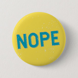NOPE - Verstoorde Typografie in Blauw en Geel Ronde Button 5,7 Cm