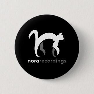 nora recordings vierkant logo wit blik badge ronde button 5,7 cm
