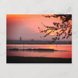 Norfolkwindmolen bij zonsonderend briefkaart