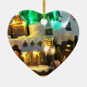 Nostalgisch bergdorp tegen sneeuwscene keramisch ornament