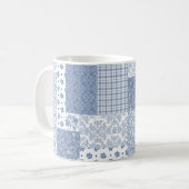 Nostalgische Indigo Faux Patchwork Coffee Mok (Voorkant links)