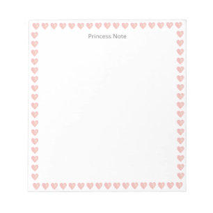 Note de princesse et cœurs roses sur un bloc-notes