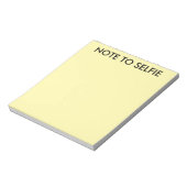 Note pour l'écriture de selfie blocs-notes jaune m (Tourné)