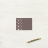 Notes de post-it brun chocolat de point de polka (Sur un bureau)