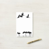 Notes de post-it d'animaux de faune d'oiseau de (Sur un bureau)