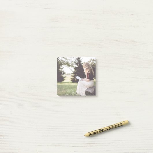 Notes de post-it de lecture de fille (Sur un bureau)