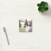 Notes de post-it de lecture de fille (Bureau)