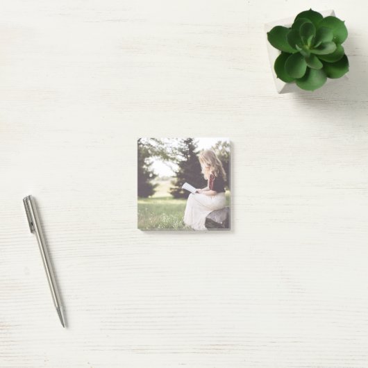 Notes de post-it de lecture de fille (Bureau)