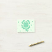 Notes de post-it de motif de shamrocks (Sur un bureau)