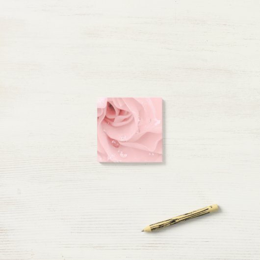 Notes de post-it de rose de rose (Sur un bureau)