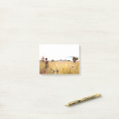 Notes de post-it d'oiseaux de champs de femmes de (Sur un bureau)