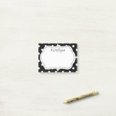 Notes de post-it noires et blanches de monogramme (Sur un bureau)
