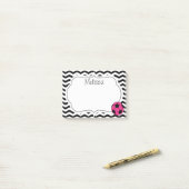 Notes de post-it roses de monogramme de Chevron de (Sur un bureau)