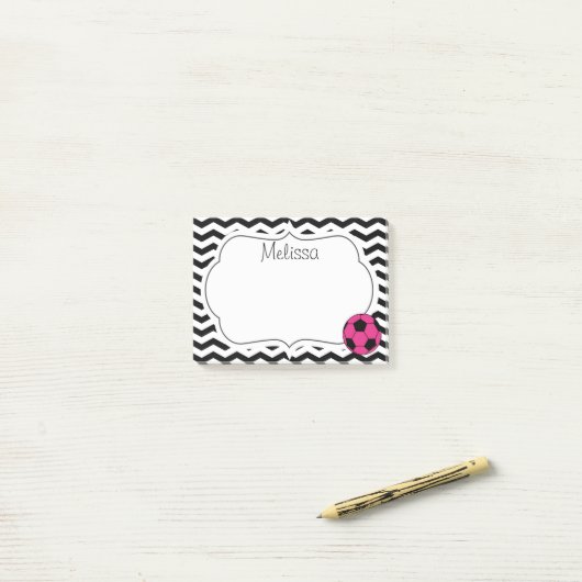 Notes de post-it roses de monogramme de Chevron de (Sur un bureau)