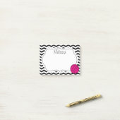 Notes de post-it roses de monogramme de Chevron de (Sur un bureau)