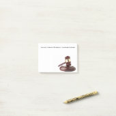 Notes du juge Gavel Post-It (Sur un bureau)