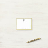 Notes post-it de couronne de monogramme jaune (Sur un bureau)