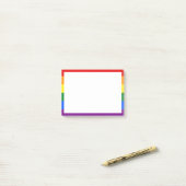 Notes post-it de la fierté arc-en-ciel (Sur un bureau)