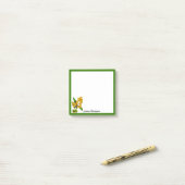 Notes post-it de la fleur d'orchidée jaune (Sur un bureau)