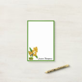 Notes post-it de la fleur d'orchidée jaune (Sur un bureau)