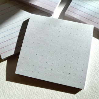 Notes post-it de la grille de points arc-en-ciel