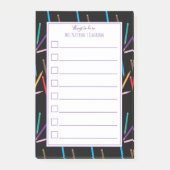 Notes post-it des crayons colorés éparpillés (Devant)