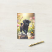 Notes Post-it® sur le chiot carlin (Sur un bureau)