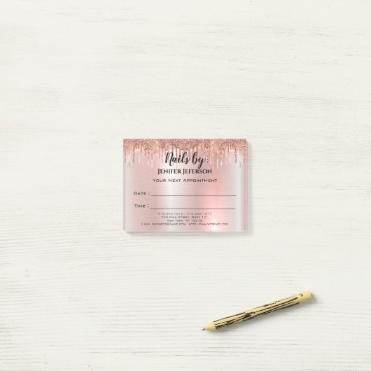Notes Post-it® sur le rendez-vous des ongles (Sur un bureau)