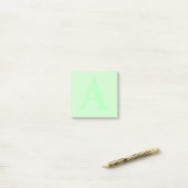 Notes post-it® sur monogramme vert personnalisé (Sur un bureau)