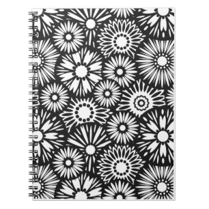 notitieboek met zwarte en witte florale oplossing