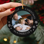 Notre 1Er Noël En Famille De 4 Noël<br><div class="desc">Capturez les premiers d'une famille en pleine croissance avec cet élégant ornement photo de Noël. Cherchez vos souvenirs d'une manière nouvelle et unique - avec votre photo de famille préférée bordée d'un noir élégant, accompagné du texte "NOTRE PREMIÈRE NOËL EN FAMILLE DE 4". La meilleure partie ? Tout le texte...</div>