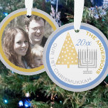 Notre 1ère photo Chrismukkah Menorah Tree Keepsaké<br><div class="desc">Créez votre propre ornement NOTRE 1ER CHRISMUKKAH avec votre photo à l'envers pour un souvenir de famille. Du simple arbre de Noël doré à la menorah argentée de l'Hanoukka, ce ornement bleu, blanc et violet commémorera votre première fête mixte. Téléchargez votre photo sur le revers de la page et ajoutez...</div>