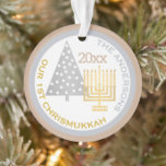 Notre 1ère photo de Noël Chic Keepsaké<br><div class="desc">Créez votre propre ornement photo chic NOTRE 1ER CHRISMUKKAH avec votre nom, année pour un de ces bons souvenirs de famille de vacances. De la simple menorah d'or Hanoukka à l'arbre de Noël polka dot argenté, cet ornement blanc, gris argenté et chaud bronzé "amande grillée" commémorera votre premier jour de...</div>