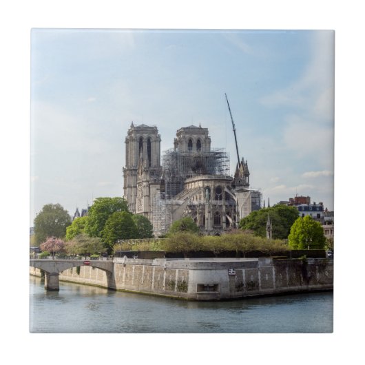 Notre Dame de Paris, de dag na de brand in 2019 Tegeltje (Voorkant)