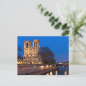 Notre Dame pendant la carte postale crépusculaire (Debout devant)