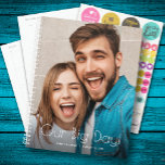 Notre Mariage photo Big Day<br><div class="desc">Wedding planner avec votre photo préférée sur le devant - personnalisée avec vos détails en lettres chic. Le planificateur comprend des mises en page mensuelles et hebdomadaires, 12 mois, 60 pages avec couverture souple laminée à l'avant et à l'arrière.</div>
