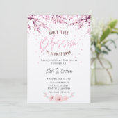 Notre Petite Fille Blossom Invitation Baby shower (Debout devant)