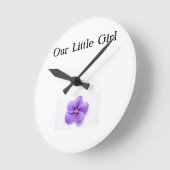 Notre Petite Fille Nourrisson Horloge Ronde (Angle)