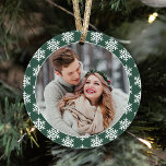 Notre première photo d'un flocon vert de Noël<br><div class="desc">Cet ornement moderne de gardiens de vacances présente une photo du couple marié sur le devant encadré par une couleur de bordure vert foncé avec un motif contrastant de flocons de neige blancs d'hiver. Le dos de la conception comprend le même jeu de couleurs avec le libellé "Notre premier Noël"...</div>