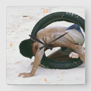 Nou, Tyred. Vierkante Klok