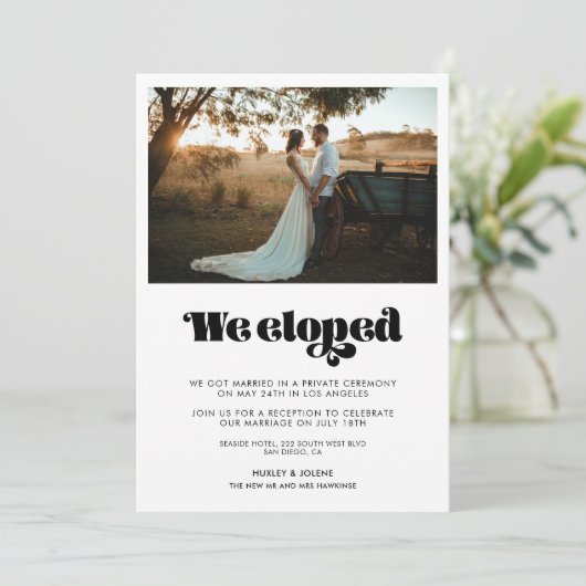 Nous avons choisi le faire-part de script rétro Vi (Debout devant)